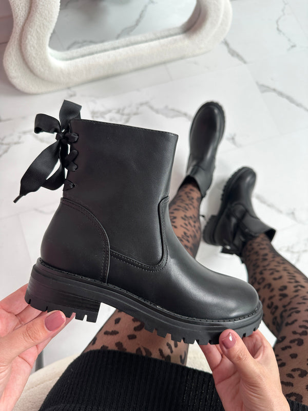 Bottes Noires avec Nœud