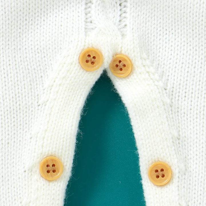 Détail de la combinaison à manches longues pour garçons et filles avec boutons en bois.